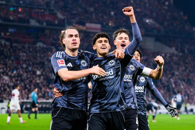 13 January 2026, Baden-Wuerttemberg, Stuttgart: Eintracht Frankfurt's Ayoub Amaimouni-Echghouyab celebrates scoring his side's second goal with teammates Arthur Theate (L) and Robin Koch (R) during the German Bundesliga soccer match between VfB Stuttgart and Eintracht Frankfurt at MHPArena. Photo: Tom Weller/dpa - WICHTIGER HINWEIS: Gemäß den Vorgaben der DFL Deutsche Fußball Liga bzw. des DFB Deutscher Fußball-Bund ist es untersagt, in dem Stadion und/oder vom Spiel angefertigte Fotoaufnahmen in Form von Sequenzbildern und/oder videoähnlichen Fotostrecken zu verwerten bzw. verwerten zu lassen.
