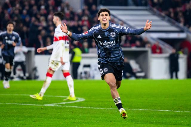 13 January 2026, Baden-Wuerttemberg, Stuttgart: Eintracht Frankfurt's Ayoub Amaimouni-Echghouyab celebrates scoring his side's second goal during the German Bundesliga soccer match between VfB Stuttgart and Eintracht Frankfurt at MHPArena. Photo: Tom Weller/dpa - WICHTIGER HINWEIS: Gemäß den Vorgaben der DFL Deutsche Fußball Liga bzw. des DFB Deutscher Fußball-Bund ist es untersagt, in dem Stadion und/oder vom Spiel angefertigte Fotoaufnahmen in Form von Sequenzbildern und/oder videoähnlichen Fotostrecken zu verwerten bzw. verwerten zu lassen.