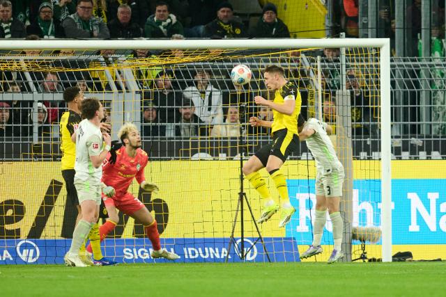 13 January 2026, North Rhine-Westphalia, Dortmund: Borussia Dortmund's Nico Schlotterbeck (2nd R) scores his side's first goal during the German Bundesliga soccer match between Borussia Dortmund and Werder Bremen at Signal Iduna Park. Photo: Bernd Thissen/dpa - IMPORTANT NOTE: In accordance with the regulations of the DFL German Football League and the DFB German Football Association, it is prohibited to utilize or have utilized photographs taken in the stadium and/or of the match in the form of sequential images and/or video-like photo series.