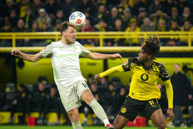 13 January 2026, North Rhine-Westphalia, Dortmund: Borussia Dortmund's Carney Chukwuemeka (R) and Werder Bremen's Senne Lynen battle for the ball during the German Bundesliga soccer match between Borussia Dortmund and Werder Bremen at Signal Iduna Park. Photo: Bernd Thissen/dpa - IMPORTANT NOTE: In accordance with the regulations of the DFL German Football League and the DFB German Football Association, it is prohibited to utilize or have utilized photographs taken in the stadium and/or of the match in the form of sequential images and/or video-like photo series.