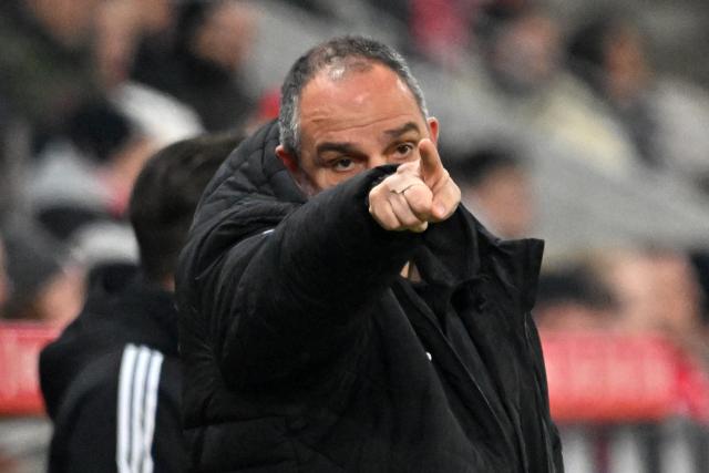 13 January 2026, Rhineland-Palatinate, Mainz: Heidenheim head coach Frank Schmidt gestures during the German Bundesliga soccer match between FSV Mainz 05 and  1. FC Heidenheim at Mewa Arena. Photo: Torsten Silz/dpa - IMPORTANT NOTICE: DFL and DFB regulations prohibit any use of photographs as image sequences and/or quasi-video.