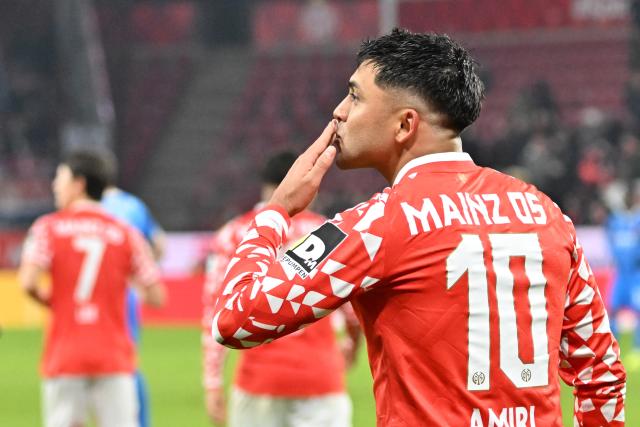 13 January 2026, Rhineland-Palatinate, Mainz: Mainz' Nadiem Amiri (R) celebrates scoring his side's second goal during the German Bundesliga soccer match between FSV Mainz 05 and  1. FC Heidenheim at Mewa Arena. Photo: Torsten Silz/dpa - IMPORTANT NOTICE: DFL and DFB regulations prohibit any use of photographs as image sequences and/or quasi-video.