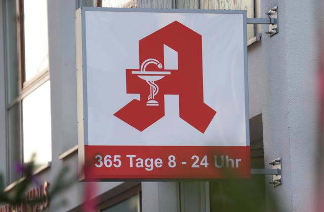 FILED - 17 December 2025, Hamburg: The logo of a pharmacy can be seen on a building in Hamburg. he number of pharmacies in Germany has fallen to its lowest level in fifty years, with the Association of German Pharmacists' Associations announcing that the number of pharmacies nationwide reached 16,601 by the end of 2025, a decrease of 440 pharmacies or 2.6% compared to the end of the previous year. Photo: Marcus Brandt/dpa