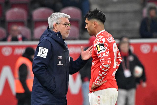 13 January 2026, Rhineland-Palatinate, Mainz: Mainz head coach Urs Fischer speaks to Nadiem Amiri during the German Bundesliga soccer match between FSV Mainz 05 and  1. FC Heidenheim at Mewa Arena. Photo: Torsten Silz/dpa - IMPORTANT NOTICE: DFL and DFB regulations prohibit any use of photographs as image sequences and/or quasi-video.
