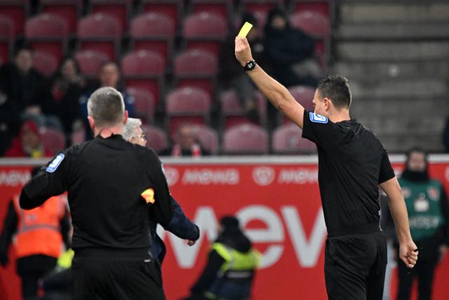 13 January 2026, Rhineland-Palatinate, Mainz: Mainz head coach Urs Fischer is shown the yellow card by referee Sven Jablonski during the German Bundesliga soccer match between FSV Mainz 05 and  1. FC Heidenheim at Mewa Arena. Photo: Torsten Silz/dpa - IMPORTANT NOTICE: DFL and DFB regulations prohibit any use of photographs as image sequences and/or quasi-video.