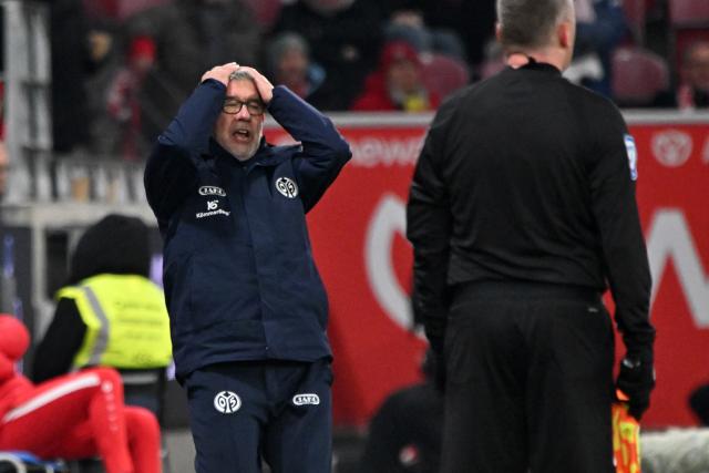 13 January 2026, Rhineland-Palatinate, Mainz: Mainz head coach Urs Fischer reacts during the German Bundesliga soccer match between FSV Mainz 05 and  1. FC Heidenheim at Mewa Arena. Photo: Torsten Silz/dpa - IMPORTANT NOTICE: DFL and DFB regulations prohibit any use of photographs as image sequences and/or quasi-video.