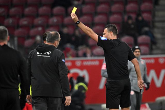 13 January 2026, Rhineland-Palatinate, Mainz: Heidenheim head coach Frank Schmidt is shown a yellow card by referee Sven Jablonski during the German Bundesliga soccer match between FSV Mainz 05 and 1. FC Heidenheim at Mewa Arena. Photo: Torsten Silz/dpa - IMPORTANT NOTICE: DFL and DFB regulations prohibit any use of photographs as image sequences and/or quasi-video.