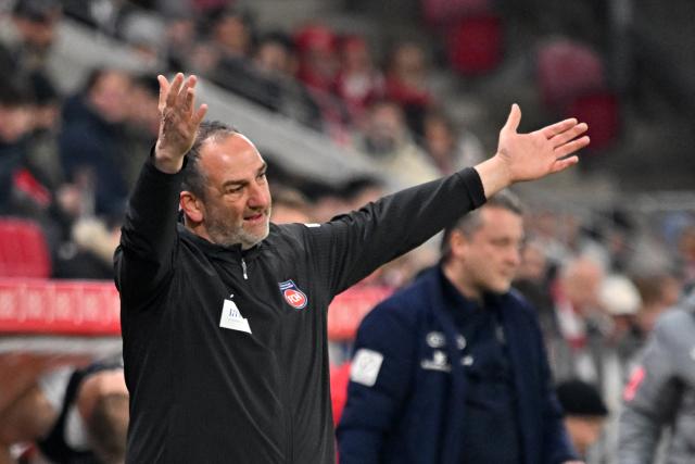 13 January 2026, Rhineland-Palatinate, Mainz: Heidenheim head coach Frank Schmidt reacts during the German Bundesliga soccer match between FSV Mainz 05 and 1. FC Heidenheim at Mewa Arena. Photo: Torsten Silz/dpa - IMPORTANT NOTICE: DFL and DFB regulations prohibit any use of photographs as image sequences and/or quasi-video.