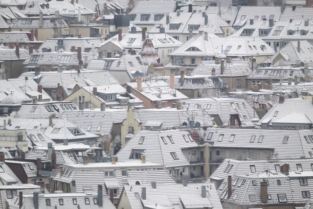 FILED - 06 January 2026, Baden-Württemberg, Stuttgart: Snow-covered roofs can be seen in the city center. Germany's heating bills set to rise as colder weather drives up costs Photo: Marijan Murat/dpa