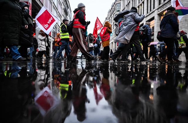 14 January 2026, Berlin: Participants display flags at a trade union demonstration for employees covered by the collective agreement for the states of Berlin and Brandenburg. Those affected include staff at schools, universities, daycare centers, police, fire departments, and state authorities. A second round of negotiations is scheduled for January 15-16 in Potsdam. Photo: Britta Pedersen/dpa