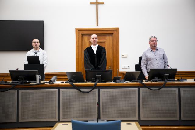 14 January 2026, Bavaria, Bamberg: Presiding Judge Sebastian Dicker (C) opens the hearing as journalist Bendels appears in the criminal proceedings against the right-wing online portal "Deutschland-Kurier." The portal faces defamation charges over an X post targeting political figures, including former Federal Minister Faeser. Photo: Daniel Vogl/dpa