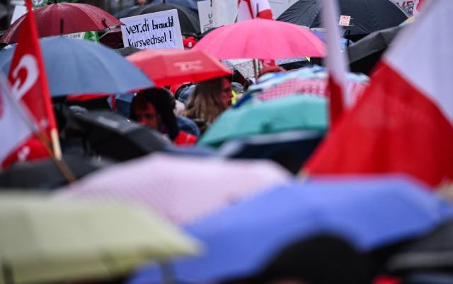 14 January 2026, Berlin: Participants display flags at a trade union demonstration for employees covered by the collective agreement for the states of Berlin and Brandenburg. Those affected include staff at schools, universities, daycare centers, police, fire departments, and state authorities. A second round of negotiations is scheduled for January 15-16 in Potsdam. Photo: Britta Pedersen/dpa