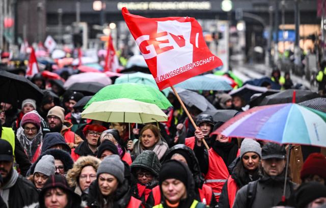 14 January 2026, Berlin: Participants display flags at a trade union demonstration for employees covered by the collective agreement for the states of Berlin and Brandenburg. Those affected include staff at schools, universities, daycare centers, police, fire departments, and state authorities. A second round of negotiations is scheduled for January 15-16 in Potsdam. Photo: Britta Pedersen/dpa