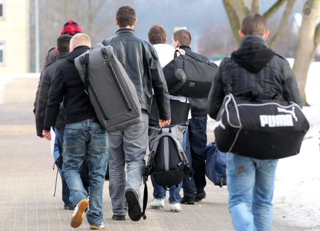FILED - 03 January 2011, Neubrandenburg: Young men arrive at the barracks Fuenfeichen to do their military service in Neubrandenburg, Germany. Photo: Bernd Wüstneck/dpa-Zentralbild/dpa