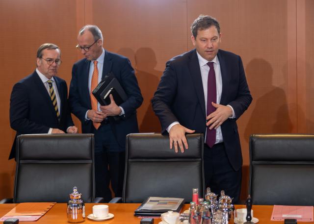 14 January 2026, Berlin: Lars Klingbeil (R), Germany's Finance Minister, arrives at the Chancellery for a cabinet meeting. Photo: Soeren Stache/dpa
