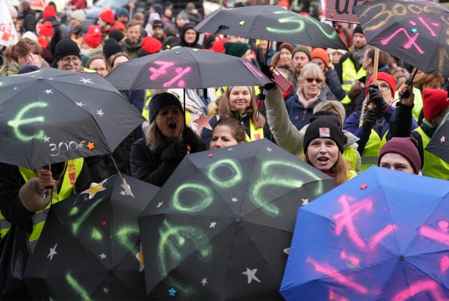 14 January 2026, Hamburg: Participants demonstrate during a warning strike in the public sector on the station forecourt in Bergedorf. The trade union Verdi has called on public sector employees in the federal states to go on a warning strike. Photo: Marcus Brandt/dpa