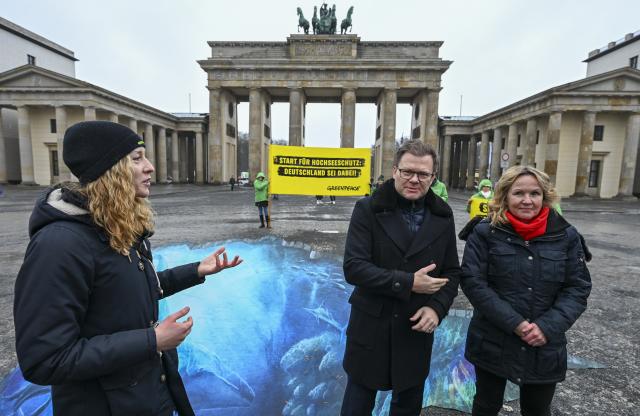 14 January 2026, Berlin: (L-R) Marine biologist Franziska Saalmann, Germany's Environment Minister Carsten Schneider, and former Environment Minister Steffi Lemke discuss the UN High Seas Agreement, which for the first time allows the creation of marine protected areas on the high seas worldwide. Photo: Jens Kalaene/dpa