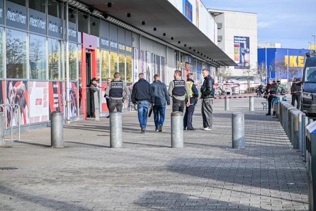 14 January 2026, Baden-Württemberg, Ulm: Police officers work at a crime scene. Two employees were injured in a knife attack in a shopping center. The suspected perpetrator was stopped by police gunfire as he fled after leaving the electronics store. Photo: Jason Tschepljakow/dpa
