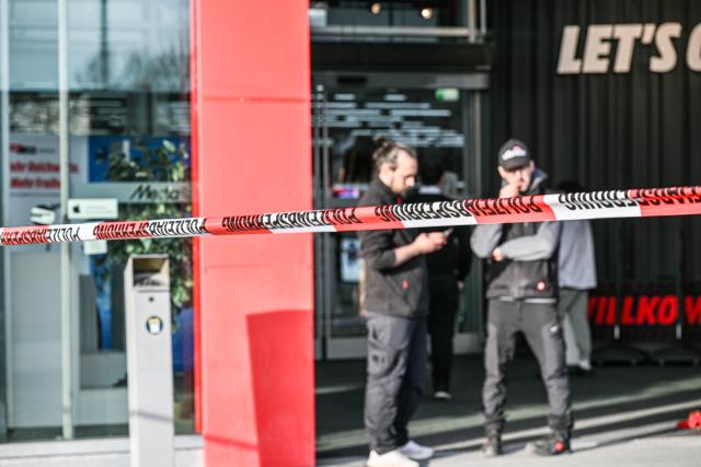 14 January 2026, Baden-Württemberg, Ulm: Police officers work at a crime scene. Two employees were injured in a knife attack in a shopping center. The suspected perpetrator was stopped by police gunfire as he fled after leaving the electronics store. Photo: Jason Tschepljakow/dpa