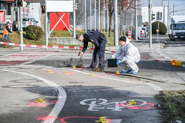 14 January 2026, Baden-Württemberg, Ulm: Police forensics officers work at a crime scene. Two employees of an electronics store were injured in a knife attack in a shopping center. The suspected perpetrator was stopped by police gunfire as he fled after leaving the electronics store. Photo: Jason Tschepljakow/dpa