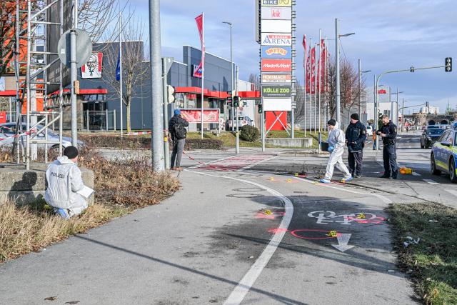 14 January 2026, Baden-Württemberg, Ulm: Police forensics officers work at a crime scene. Two employees of an electronics store were injured in a knife attack in a shopping center. The suspected perpetrator was stopped by police gunfire as he fled after leaving the electronics store. Photo: Jason Tschepljakow/dpa