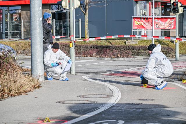 14 January 2026, Baden-Württemberg, Ulm: Police forensics officers work at a crime scene. Two employees of an electronics store were injured in a knife attack in a shopping center. The suspected perpetrator was stopped by police gunfire as he fled after leaving the electronics store. Photo: Jason Tschepljakow/dpa