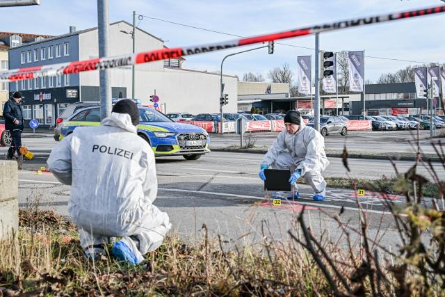 14 January 2026, Baden-Württemberg, Ulm: Police forensics officers work at a crime scene. Two employees of an electronics store were injured in a knife attack in a shopping center. The suspected perpetrator was stopped by police gunfire as he fled after leaving the electronics store. Photo: Jason Tschepljakow/dpa
