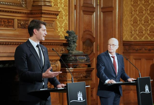 14 January 2026, Hamburg: First Mayor of Hamburg Peter Tschentscher (R) and Deputy Mayor of Paris for Sports Pierre Rabadan speak during a press conference in the Phoenix Hall at City Hall. The focus of the discussion between Tschentscher and Rabadan is an exchange of experiences regarding the possible hosting of the Olympic and Paralympic Games in Hamburg. Photo: Marcus Brandt/dpa