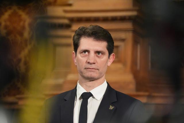 14 January 2026, Hamburg: Deputy Mayor of Paris for Sports Pierre Rabadan speaks during a press conference with First Mayor of Hamburg Peter Tschentscher in the Phoenix Hall at City Hall. The focus of the discussion between Tschentscher and Rabadan is an exchange of experiences regarding the possible hosting of the Olympic and Paralympic Games in Hamburg. Photo: Marcus Brandt/dpa