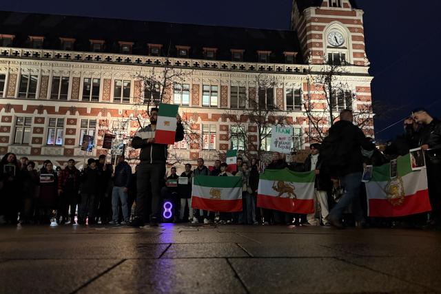 14 January 2026, Thuringia, Erfurt: People gather on the village green for a rally in solidarity with the mass demonstrations sweeping Iran against the government amid a mounting economic and political crisis. Photo: David Hutzler/dpa