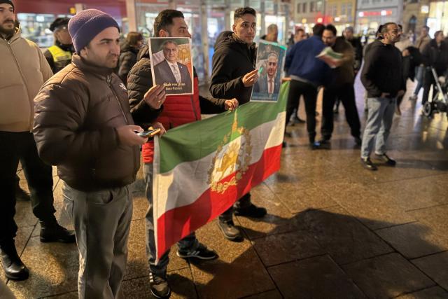 14 January 2026, Thuringia, Erfurt: People gather on the village green for a rally in solidarity with the mass demonstrations sweeping Iran against the government amid a mounting economic and political crisis. Photo: David Hutzler/dpa