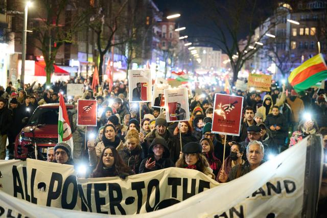14 January 2026, Berlin: People hold banners and placards during a demonstration under the slogan "Protest against the death machine of the Islamic Republic of Iran," organized by the Woman Life Freedom Collective. Photo: Annette Riedl/dpa