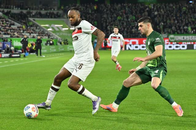14 January 2026, Lower Saxony, Wolfsburg: St. Pauli's Ricky Jade-Jones (L) and Wolfsburg's Konstantinos Koulierakis battle for the ball during the German Bundesliga soccer match between VfL Wolfsburg and FC St. Pauli,  at Volkswagen Arena. Photo: Swen Pförtner/dpa - WICHTIGER HINWEIS: Gemäß den Vorgaben der DFL Deutsche Fußball Liga bzw. des DFB Deutscher Fußball-Bund ist es untersagt, in dem Stadion und/oder vom Spiel angefertigte Fotoaufnahmen in Form von Sequenzbildern und/oder videoähnlichen Fotostrecken zu verwerten bzw. verwerten zu lassen.