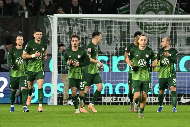 14 January 2026, Lower Saxony, Wolfsburg: Wolfsburg's Christian Eriksen (R) celebrates scoring his side's first goal with teammates during the German Bundesliga soccer match between VfL Wolfsburg and FC St. Pauli,  at Volkswagen Arena. Photo: Swen Pförtner/dpa - WICHTIGER HINWEIS: Gemäß den Vorgaben der DFL Deutsche Fußball Liga bzw. des DFB Deutscher Fußball-Bund ist es untersagt, in dem Stadion und/oder vom Spiel angefertigte Fotoaufnahmen in Form von Sequenzbildern und/oder videoähnlichen Fotostrecken zu verwerten bzw. verwerten zu lassen.