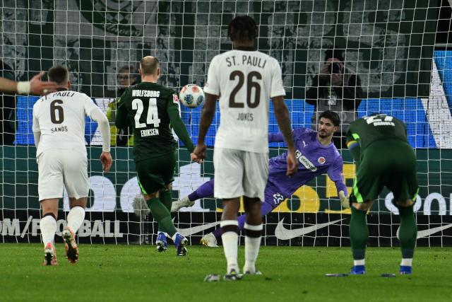14 January 2026, Lower Saxony, Wolfsburg: Wolfsburg's Christian Eriksen (2nd L) scores his side's first goal during the German Bundesliga soccer match between VfL Wolfsburg and FC St. Pauli,  at Volkswagen Arena. Photo: Swen Pförtner/dpa - WICHTIGER HINWEIS: Gemäß den Vorgaben der DFL Deutsche Fußball Liga bzw. des DFB Deutscher Fußball-Bund ist es untersagt, in dem Stadion und/oder vom Spiel angefertigte Fotoaufnahmen in Form von Sequenzbildern und/oder videoähnlichen Fotostrecken zu verwerten bzw. verwerten zu lassen.