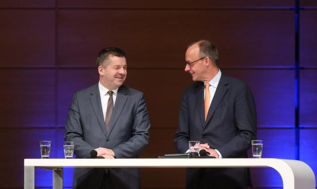 14 January 2026, Saxony-Anhalt, Halle (Saale): Minister of Economic Affairs for the state of Saxony-Anhalt Sven Schulze (L) and German Chancellor Friedrich Merz stand on stage during a panel discussion on the occasion of the New Year's reception of the Chamber of Industry and Commerce and the Chamber of Crafts Halle-Dessau. Photo: Sebastian Willnow/dpa