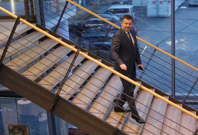 14 January 2026, Saxony-Anhalt, Halle (Saale): Minister of Economic Affairs for the state of Saxony-Anhalt Sven Schulze descends a staircase in the Haendelhalle on the occasion of the New Year's reception of the Chamber of Industry and Commerce and the Chamber of Crafts Halle-Dessau. Photo: Sebastian Willnow/dpa