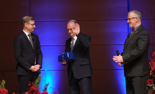 14 January 2026, Saxony-Anhalt, Halle (Saale): Minister President of Saxony-Anhalt Reiner Haseloff (C) stands next to President of the Halle-Dessau Chamber of Industry and Commerce (IHK) Sascha Glaeser (L) and President of the Halle Chamber of Crafts Thomas Keindorf during a panel discussion on the occasion of the New Year's reception of the Chamber of Industry and Commerce and the Chamber of Crafts Halle-Dessau. Photo: Sebastian Willnow/dpa
