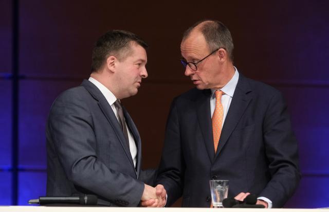 14 January 2026, Saxony-Anhalt, Halle (Saale): Minister of Economic Affairs for the state of Saxony-Anhalt Sven Schulze (L) and German Chancellor Friedrich Merz stand on stage during a panel discussion on the occasion of the New Year's reception of the Chamber of Industry and Commerce and the Chamber of Crafts Halle-Dessau. Photo: Sebastian Willnow/dpa
