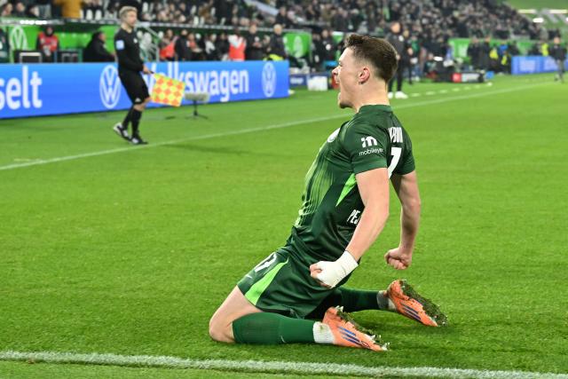 14 January 2026, Lower Saxony, Wolfsburg: Wolfsburg's Dzenan Pejcinovic celebrates scoring his side's second goal during the German Bundesliga soccer match between VfL Wolfsburg and FC St. Pauli,  at Volkswagen Arena. Photo: Swen Pförtner/dpa - WICHTIGER HINWEIS: Gemäß den Vorgaben der DFL Deutsche Fußball Liga bzw. des DFB Deutscher Fußball-Bund ist es untersagt, in dem Stadion und/oder vom Spiel angefertigte Fotoaufnahmen in Form von Sequenzbildern und/oder videoähnlichen Fotostrecken zu verwerten bzw. verwerten zu lassen.