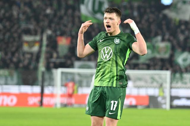 14 January 2026, Lower Saxony, Wolfsburg: Wolfsburg's Dzenan Pejcinovic celebrates scoring his side's second goal during the German Bundesliga soccer match between VfL Wolfsburg and FC St. Pauli,  at Volkswagen Arena. Photo: Swen Pförtner/dpa - WICHTIGER HINWEIS: Gemäß den Vorgaben der DFL Deutsche Fußball Liga bzw. des DFB Deutscher Fußball-Bund ist es untersagt, in dem Stadion und/oder vom Spiel angefertigte Fotoaufnahmen in Form von Sequenzbildern und/oder videoähnlichen Fotostrecken zu verwerten bzw. verwerten zu lassen.