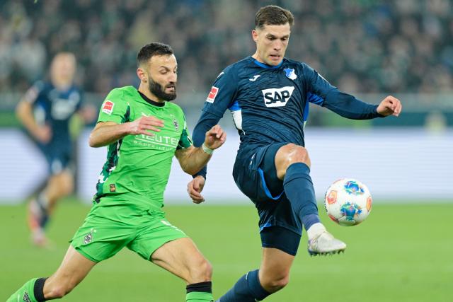 14 January 2026, Baden-Wuerttemberg, Sinsheim: Hoffenheim's Robin Hranac (R) and Moenchengladbach's Franck Honorat battle for the ball during the German Bundesliga soccer match between TSG 1899 Hoffenheim and Borussia Moenchengladbach at PreZero Arena. Photo: Uwe Anspach/dpa - WICHTIGER HINWEIS: Gemäß den Vorgaben der DFL Deutsche Fußball Liga bzw. des DFB Deutscher Fußball-Bund ist es untersagt, in dem Stadion und/oder vom Spiel angefertigte Fotoaufnahmen in Form von Sequenzbildern und/oder videoähnlichen Fotostrecken zu verwerten bzw. verwerten zu lassen.