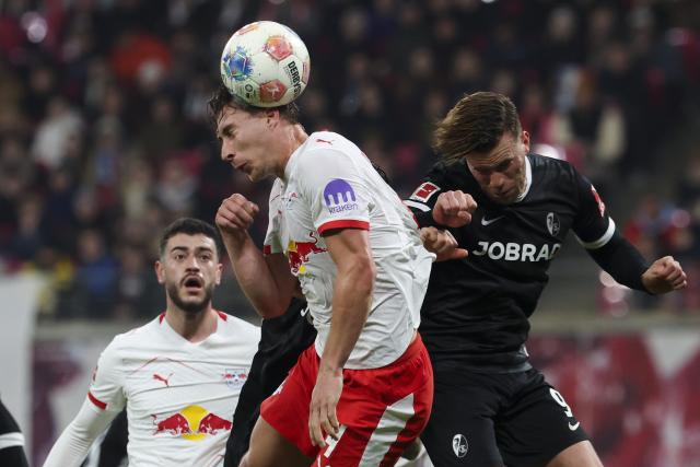 14 January 2026, Saxony, Leipzig: Leipzig's Willi Orban and Freiburg's Lucas Hoeler (R) battle for the ball during the German Bundesliga soccer match between RB Leipzig and SC Freiburg at Red Bull Arena. Photo: Jan Woitas/dpa - WICHTIGER HINWEIS: Gemäß den Vorgaben der DFL Deutsche Fußball Liga bzw. des DFB Deutscher Fußball-Bund ist es untersagt, in dem Stadion und/oder vom Spiel angefertigte Fotoaufnahmen in Form von Sequenzbildern und/oder videoähnlichen Fotostrecken zu verwerten bzw. verwerten zu lassen.