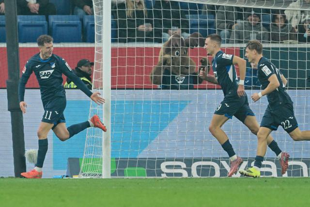 14 January 2026, Baden-Wuerttemberg, Sinsheim: Hoffenheim's Tim Lemperle (C) celebrates scoring his side's second goal with teammates Fisnik Asllani (L) and Alexander Prass during the German Bundesliga soccer match between TSG 1899 Hoffenheim and Borussia Moenchengladbach at PreZero Arena. Photo: Uwe Anspach/dpa - WICHTIGER HINWEIS: Gemäß den Vorgaben der DFL Deutsche Fußball Liga bzw. des DFB Deutscher Fußball-Bund ist es untersagt, in dem Stadion und/oder vom Spiel angefertigte Fotoaufnahmen in Form von Sequenzbildern und/oder videoähnlichen Fotostrecken zu verwerten bzw. verwerten zu lassen.