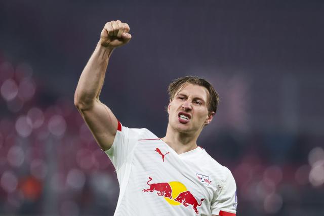 14 January 2026, Saxony, Leipzig: Leipzig's Willi Orban celebrates scoring his side's first goal during the German Bundesliga soccer match between RB Leipzig and SC Freiburg at Red Bull Arena. Photo: Jan Woitas/dpa - WICHTIGER HINWEIS: Gemäß den Vorgaben der DFL Deutsche Fußball Liga bzw. des DFB Deutscher Fußball-Bund ist es untersagt, in dem Stadion und/oder vom Spiel angefertigte Fotoaufnahmen in Form von Sequenzbildern und/oder videoähnlichen Fotostrecken zu verwerten bzw. verwerten zu lassen.