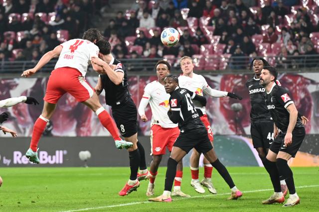 14 January 2026, Saxony, Leipzig: Leipzig's Willi Orban (L) scores his side's first goal during the German Bundesliga soccer match between RB Leipzig and SC Freiburg at Red Bull Arena. Photo: David Hammersen/dpa - WICHTIGER HINWEIS: Gemäß den Vorgaben der DFL Deutsche Fußball Liga bzw. des DFB Deutscher Fußball-Bund ist es untersagt, in dem Stadion und/oder vom Spiel angefertigte Fotoaufnahmen in Form von Sequenzbildern und/oder videoähnlichen Fotostrecken zu verwerten bzw. verwerten zu lassen.