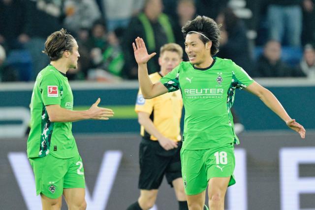 14 January 2026, Baden-Wuerttemberg, Sinsheim: Borussia Moenchengladbach's Shuto Machino (R) celebrates scoring his side's first goal with teammate Rocco Reitz during the German Bundesliga soccer match between TSG 1899 Hoffenheim and Borussia Moenchengladbach at PreZero Arena. Photo: Uwe Anspach/dpa - WICHTIGER HINWEIS: Gemäß den Vorgaben der DFL Deutsche Fußball Liga bzw. des DFB Deutscher Fußball-Bund ist es untersagt, in dem Stadion und/oder vom Spiel angefertigte Fotoaufnahmen in Form von Sequenzbildern und/oder videoähnlichen Fotostrecken zu verwerten bzw. verwerten zu lassen.