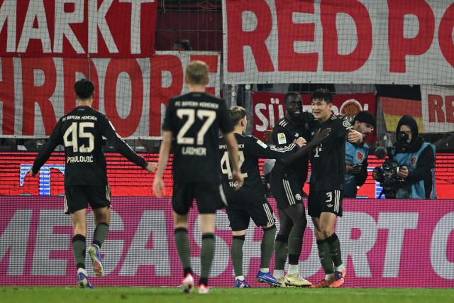 14 January 2026, North Rhine-Westphalia, Cologne: Munich players celebrate their side's second goal during the German Bundesliga soccer match between 1. FC Cologne and Bayern Munich at RheinEnergieStadion. Photo: Federico Gambarini/dpa - IMPORTANT NOTICE: DFL and DFB regulations prohibit any use of photographs as image sequences and/or quasi-video.
