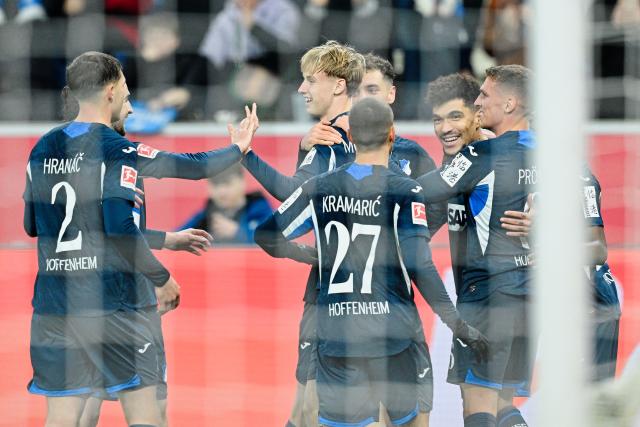 14 January 2026, Baden-Wuerttemberg, Sinsheim: Hoffenheim's Max Moerstedt (C) celebrates scoring his side's fifth goal with teammates during the German Bundesliga soccer match between TSG 1899 Hoffenheim and Borussia Moenchengladbach at PreZero Arena. Photo: Uwe Anspach/dpa - WICHTIGER HINWEIS: Gemäß den Vorgaben der DFL Deutsche Fußball Liga bzw. des DFB Deutscher Fußball-Bund ist es untersagt, in dem Stadion und/oder vom Spiel angefertigte Fotoaufnahmen in Form von Sequenzbildern und/oder videoähnlichen Fotostrecken zu verwerten bzw. verwerten zu lassen.