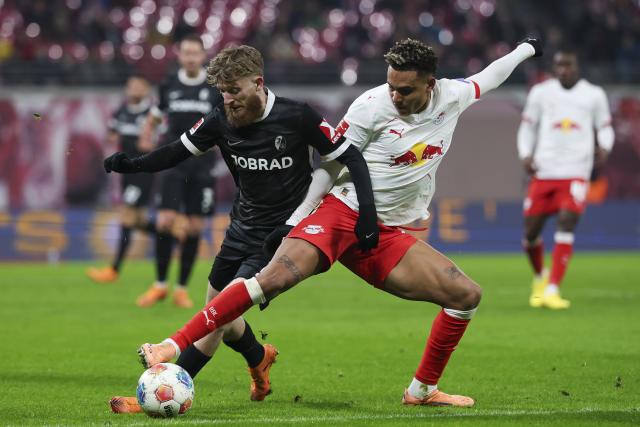 14 January 2026, Saxony, Leipzig: Leipzig's Antonio Nusa and Freiburg's Niklas Beste (L) battle for the ball during the German Bundesliga soccer match between RB Leipzig and SC Freiburg at Red Bull Arena. Photo: Jan Woitas/dpa - WICHTIGER HINWEIS: Gemäß den Vorgaben der DFL Deutsche Fußball Liga bzw. des DFB Deutscher Fußball-Bund ist es untersagt, in dem Stadion und/oder vom Spiel angefertigte Fotoaufnahmen in Form von Sequenzbildern und/oder videoähnlichen Fotostrecken zu verwerten bzw. verwerten zu lassen.